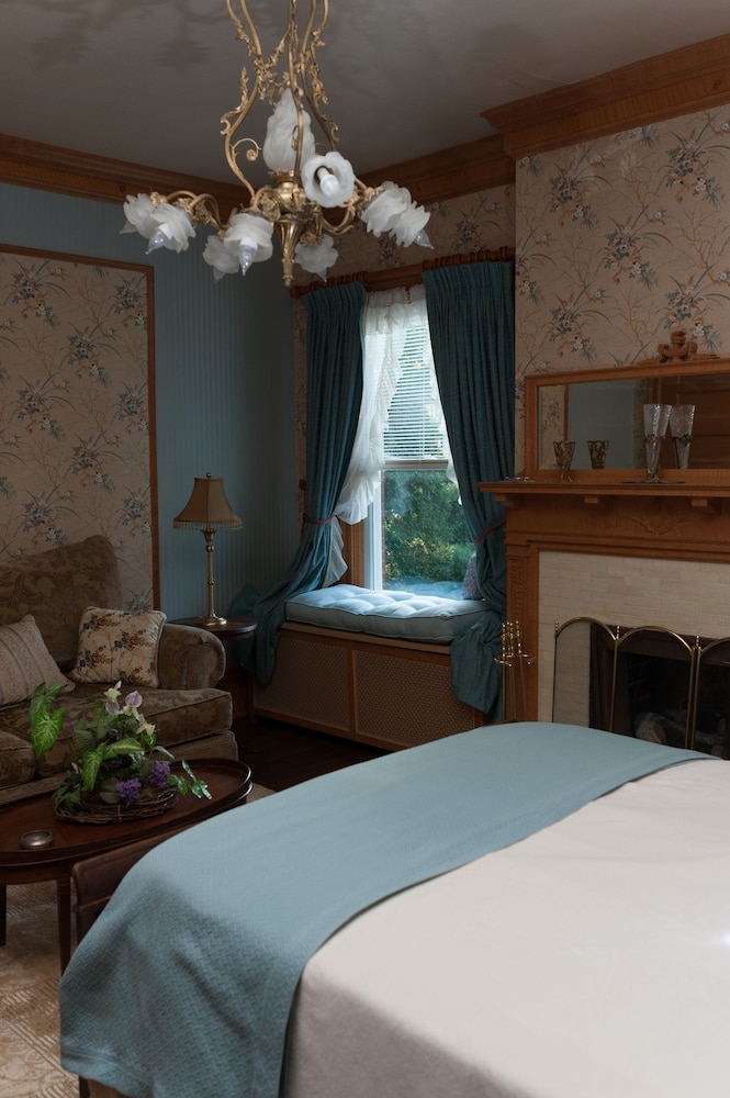 South Broadway Manor Bed and Breakfast 18/72