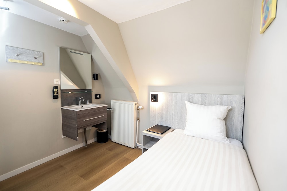 Crown Hotel 23/50
