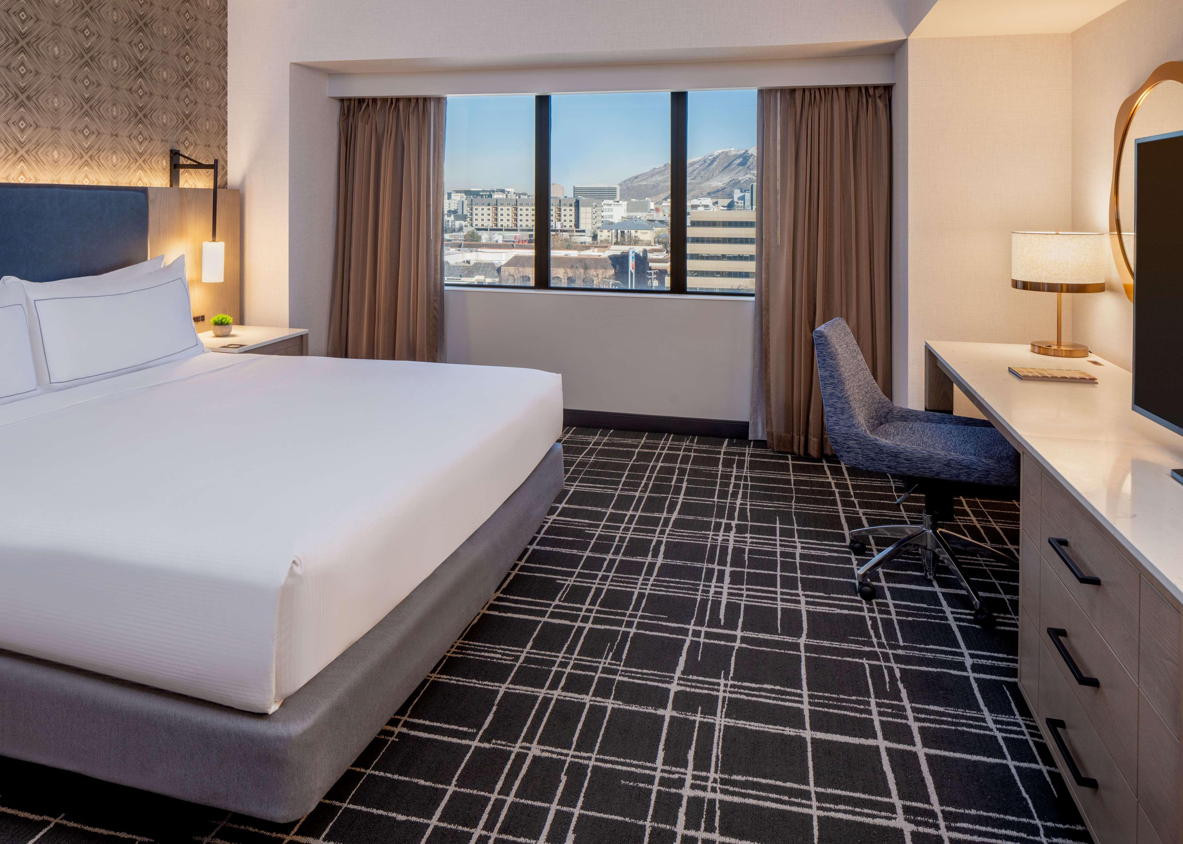 1 BEDROOM, SUITE, KING BED, SOFA