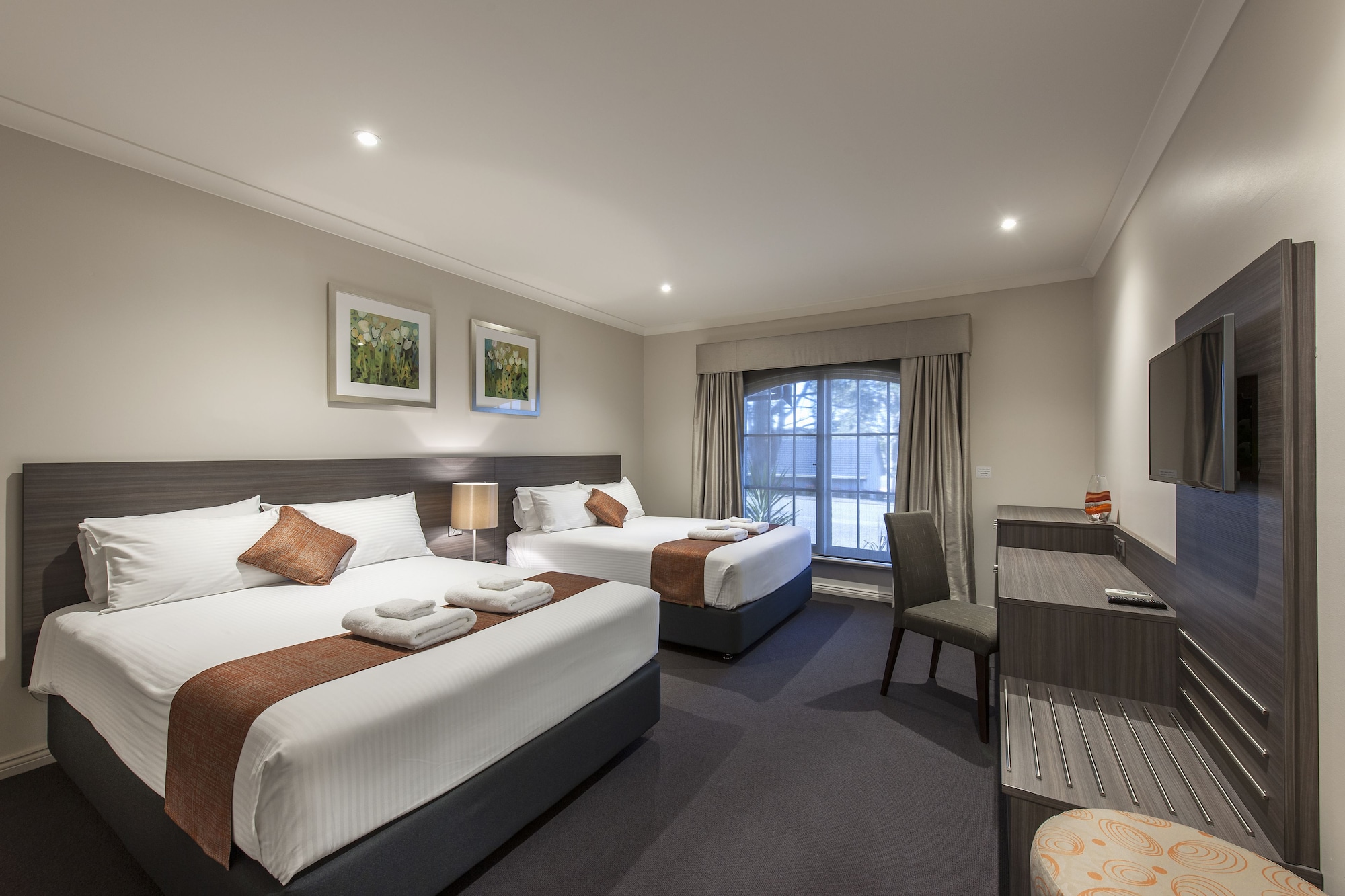 SUMMIT, STANDARD, 2 QUEEN BEDS