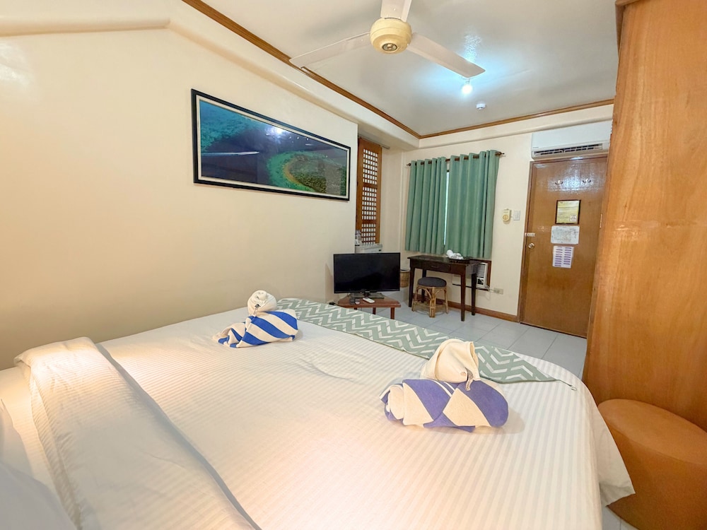 DELUXE, QUEEN BED, POOL SIDE