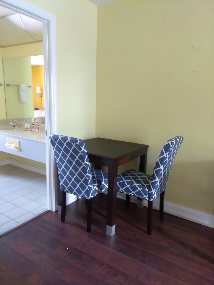 Days Inn & Suites By Wyndham Port Richey 41/45