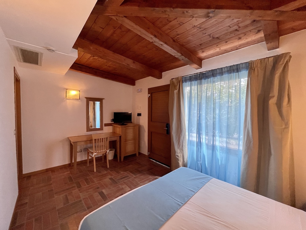 Le Mandrelle Beach Resort 7/28