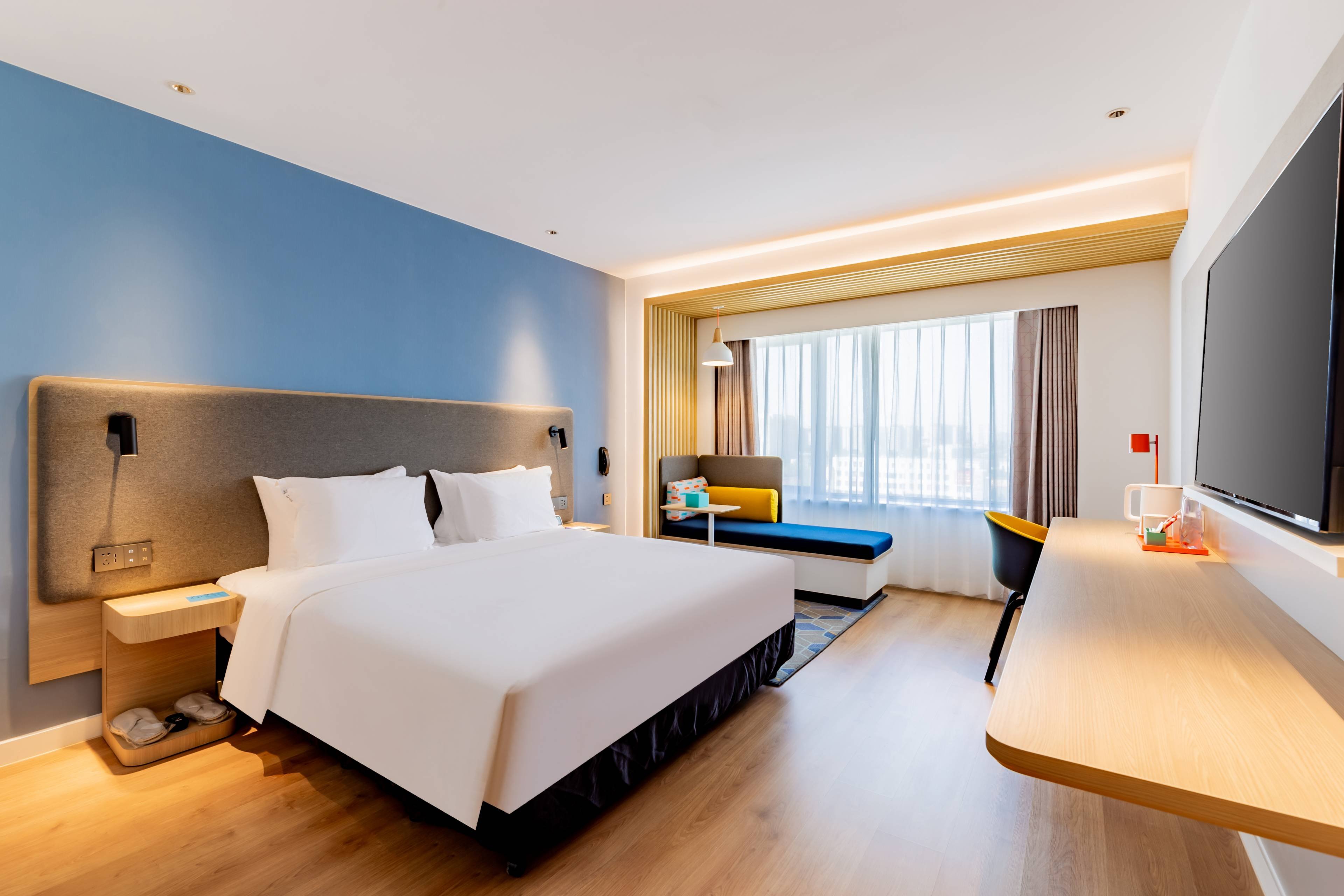 1 Bedroom, Smart, Suite, King Bed, Living Area