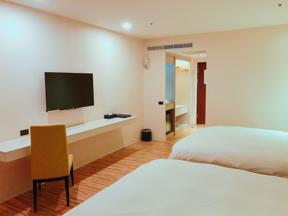 We Meet Hotel 15/68