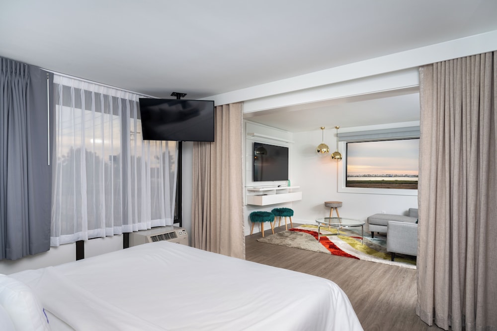 SUITE, KING BED, BAY VIEW