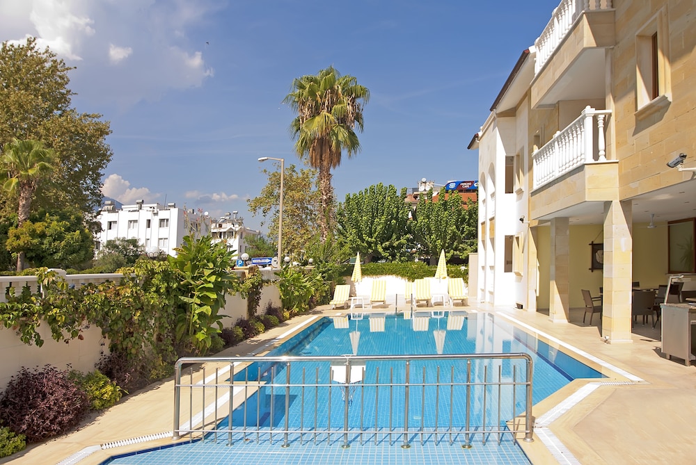 Dinara Hotel 48/66