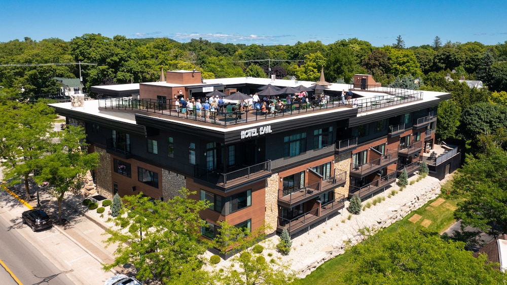 Hotel Earl of Charlevoix 1/50