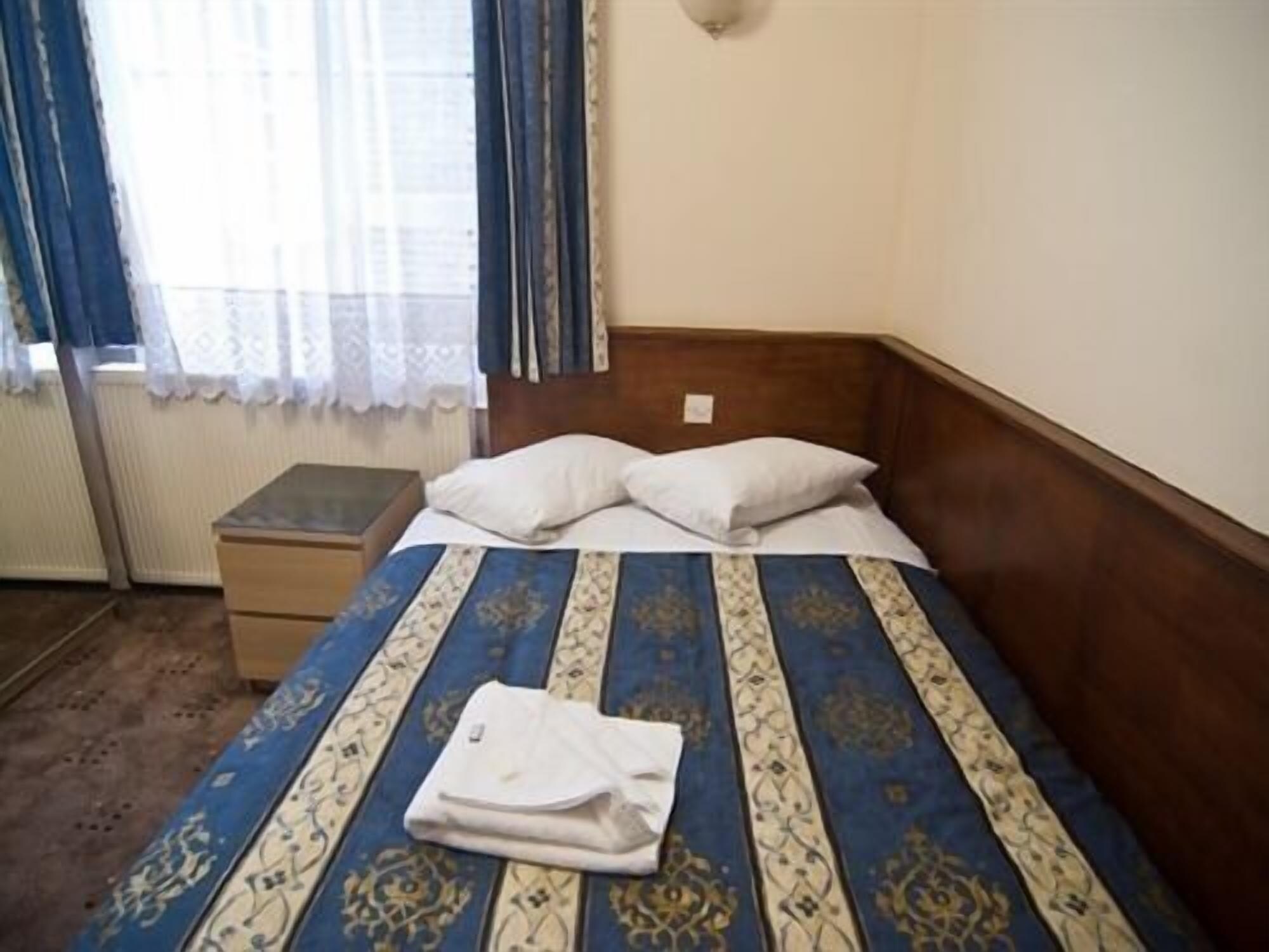 BASIC, SINGLE, SINGLE BED, SHARED BATHROOM