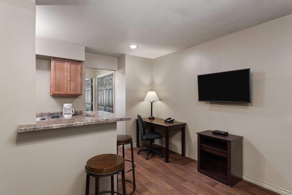 Eagles Den Suites Big Spring a Travelodge by Wyndham 25/34