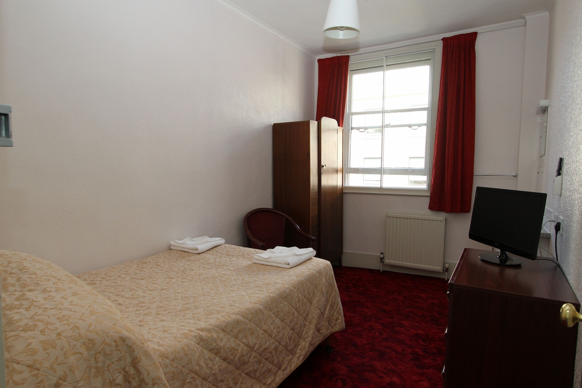 ROOM, DOUBLE OR TWIN BED