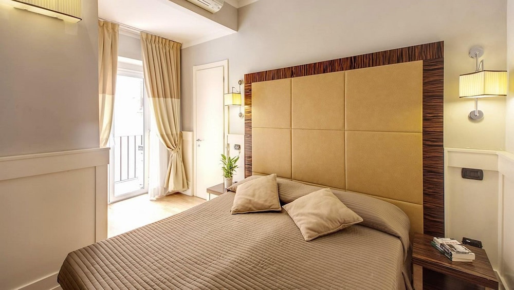 939 Hotel 15/52