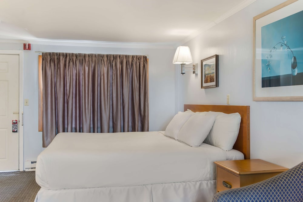 Americas Best Value Inn Suites Hyannis Cape Cod 27/42