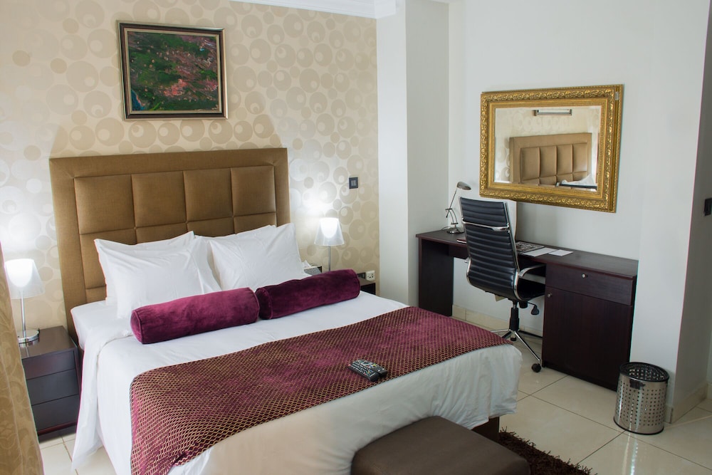 Leola Suites 8/37