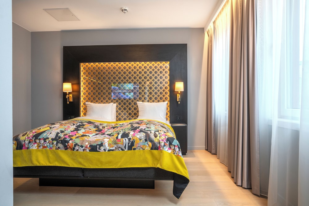 1 BEDROOM, SUITE, BALCONY