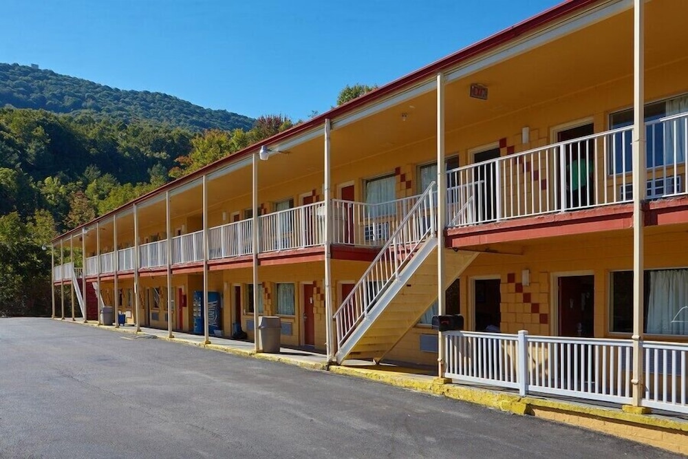 Econo Lodge Near Bluefield College 3/25