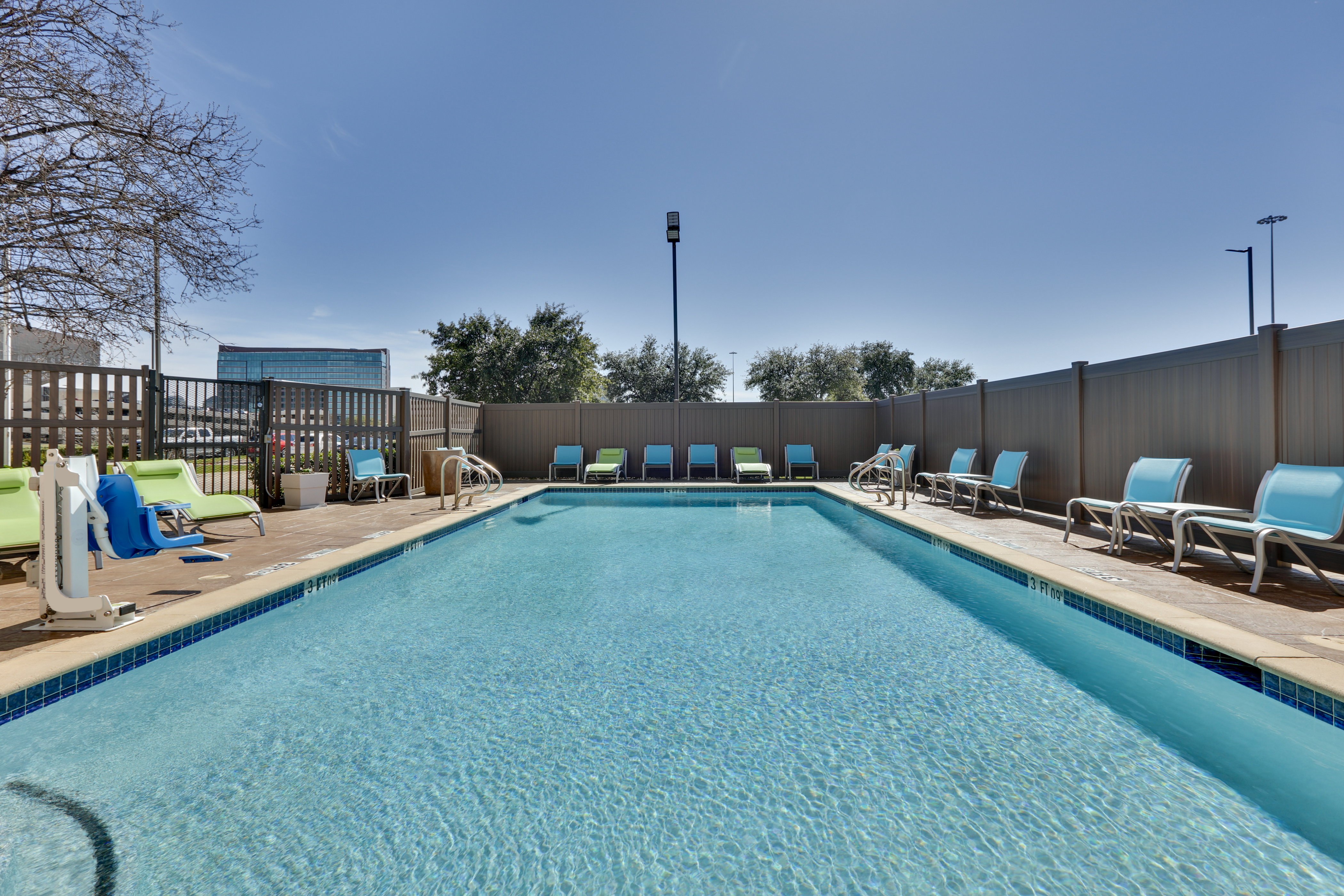 Holiday Inn Express Hotel And Suites Irving Conv Ctr Las Colinas 52/54