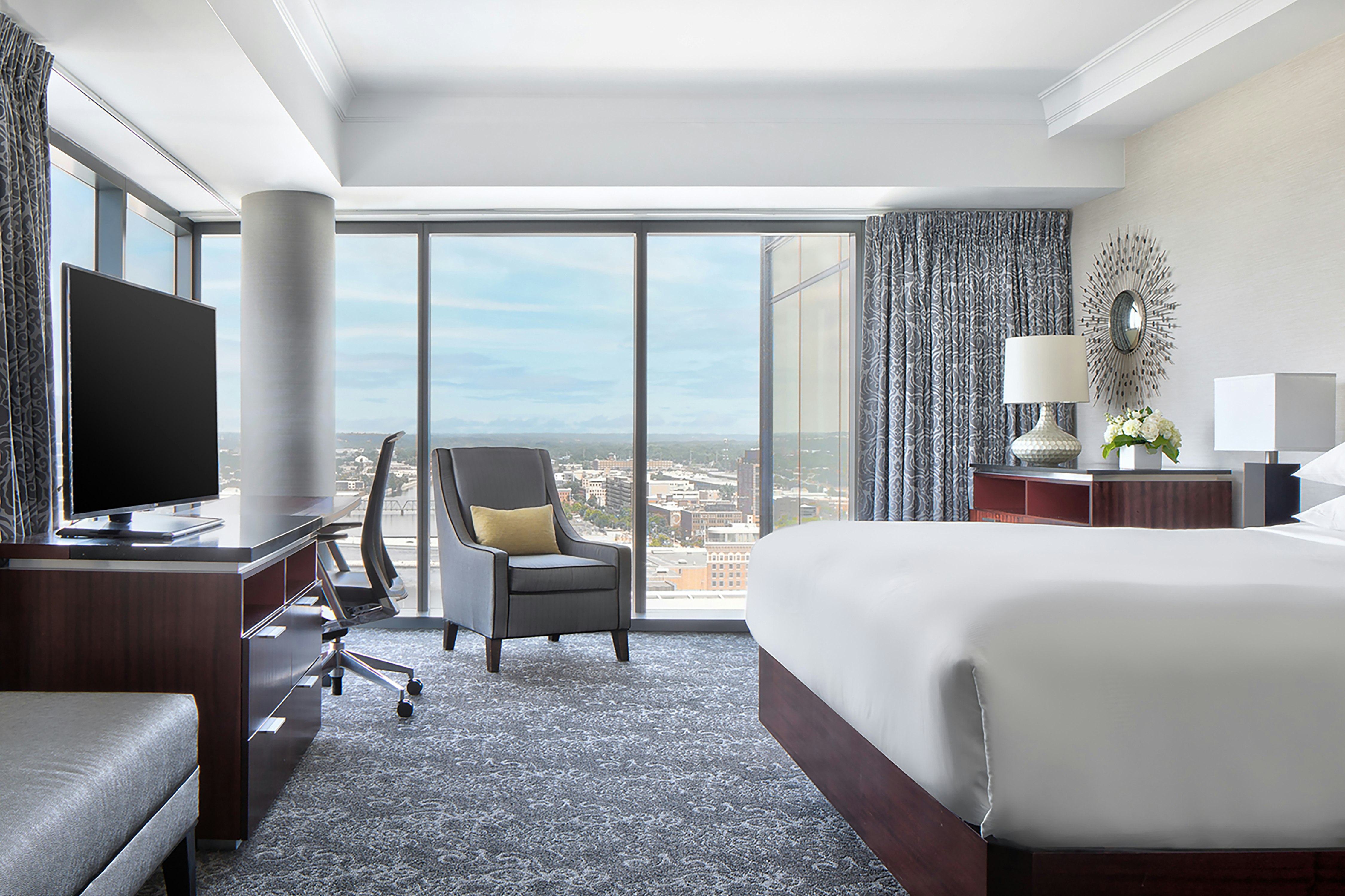 Amway Grand Plaza, Curio Collection by Hilton 18/65