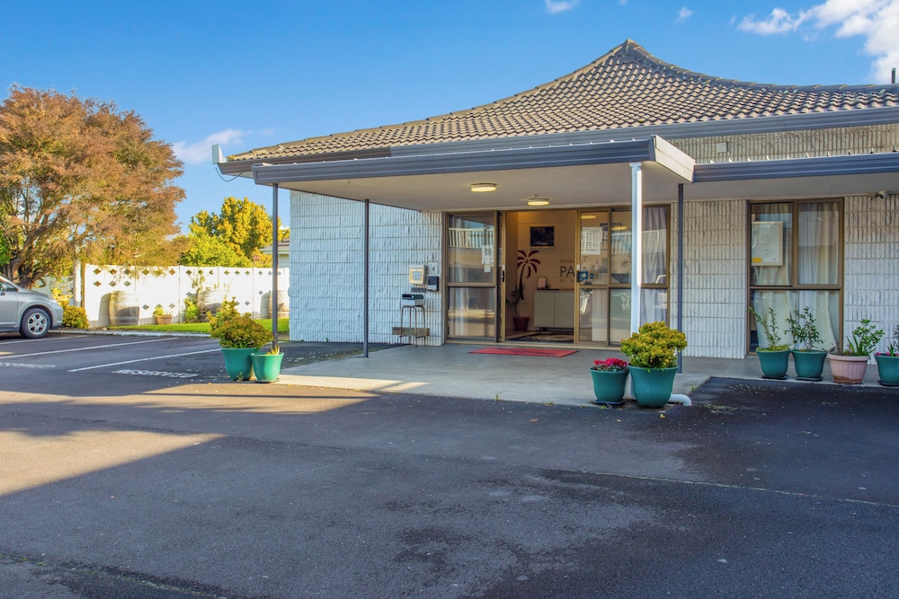 Ellerslie Palms Motel 60/68
