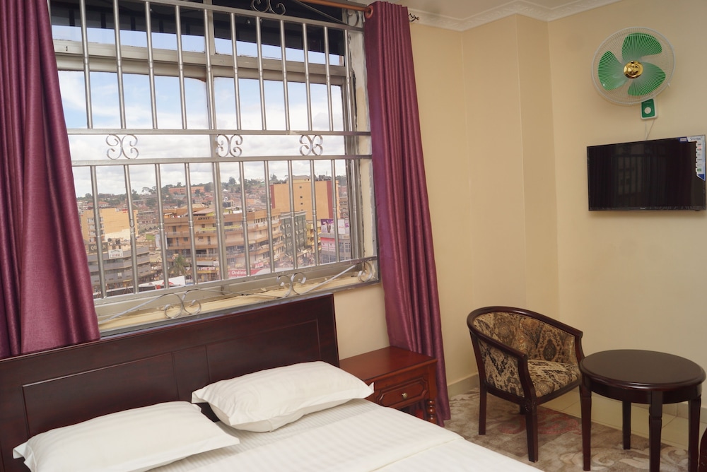 Diamonds Hotel 17/35