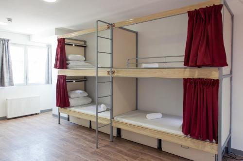 سكن مشترك بأربعة أسرّة للنساء