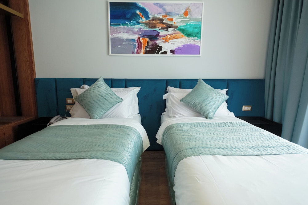 Room, Twin Beds, Mountain View, Ames Hotel & Spa 6/10