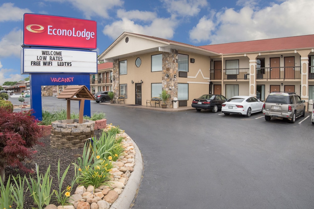 Econo Lodge Sevierville-Pigeon Forge on the River 22/25