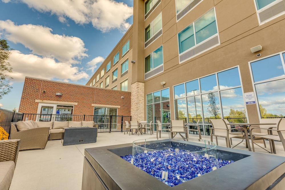 HOLIDAY INN EXPRESS & SUITES OKEMOS - UNIVERSITY AREA 4/41