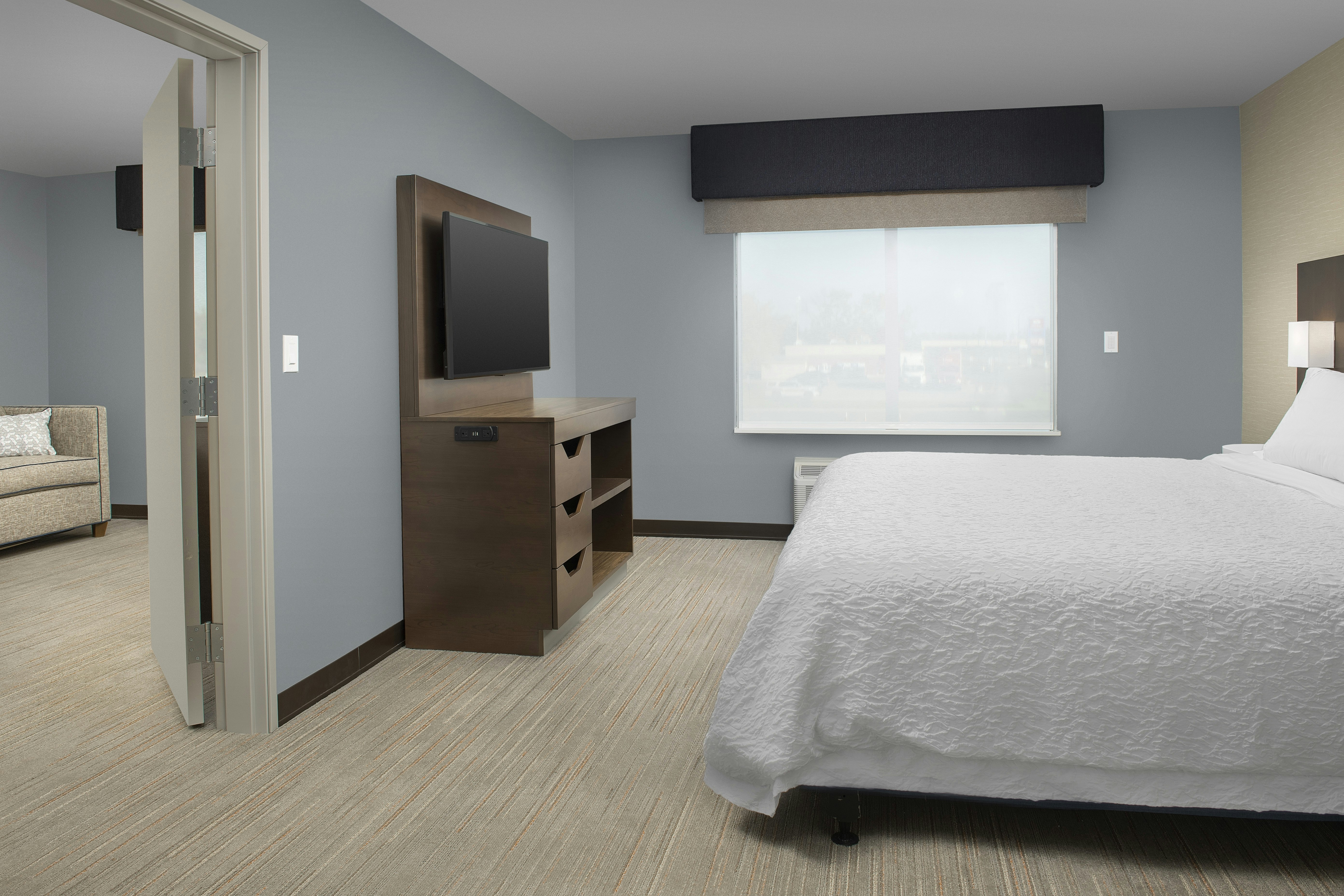 Suite, King Bed, Accessible