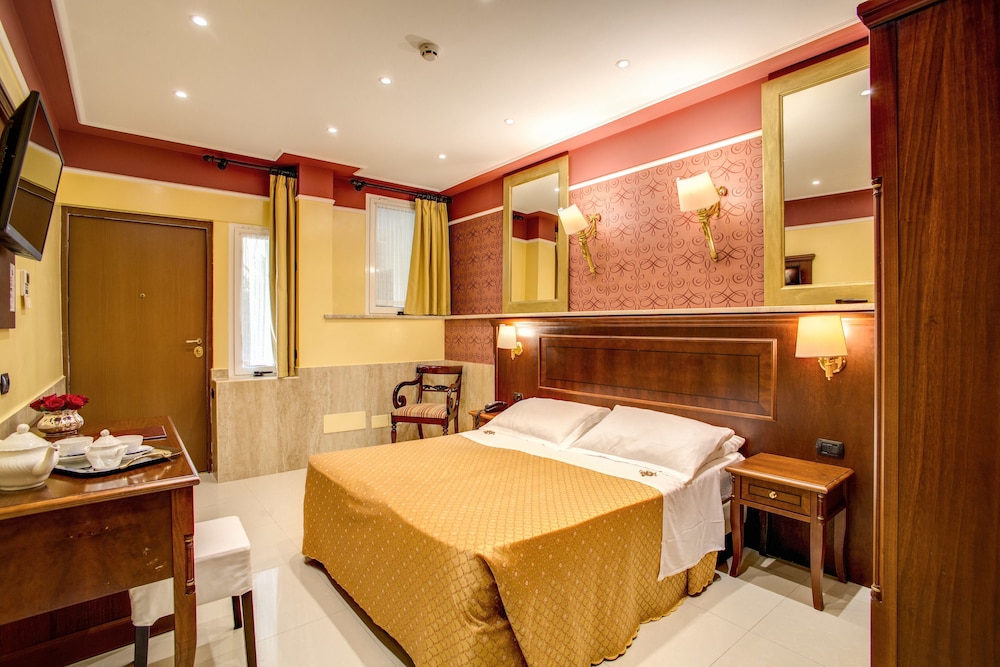 Aurelius Art Gallery Hotel 51/54