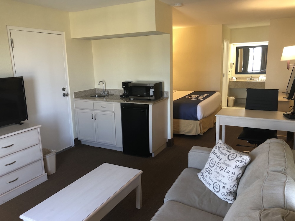 Days Inn & Suites by Wyndham Navarre - near Beaches/Hurlburt 24/27