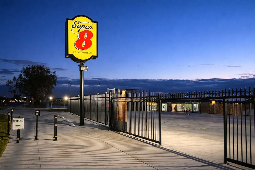 Super 8 by Wyndham Bakersfield CA 38/48
