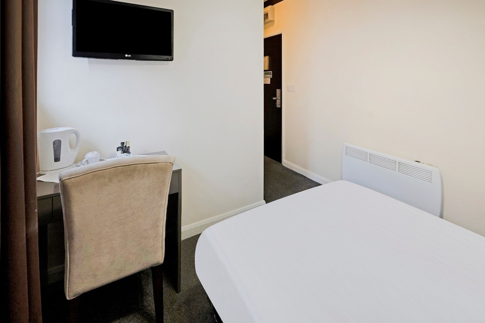 OYO The Baltimore Hotel 27/70