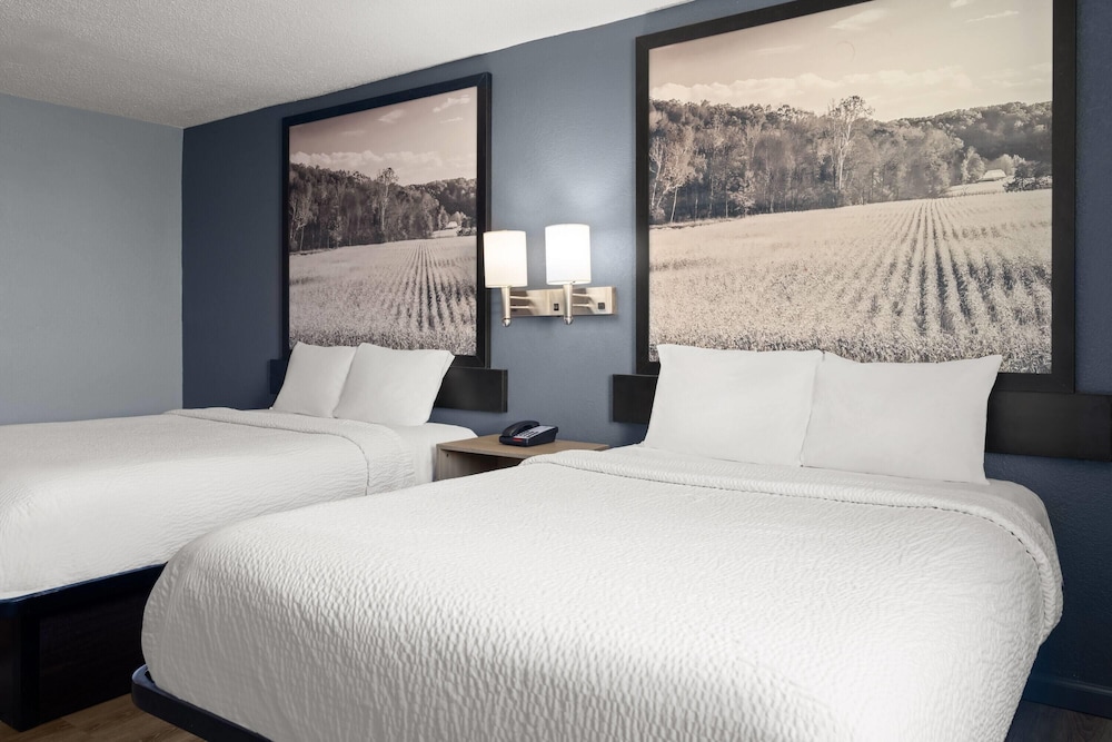 Super 8 by Wyndham Fort Wayne 17/58