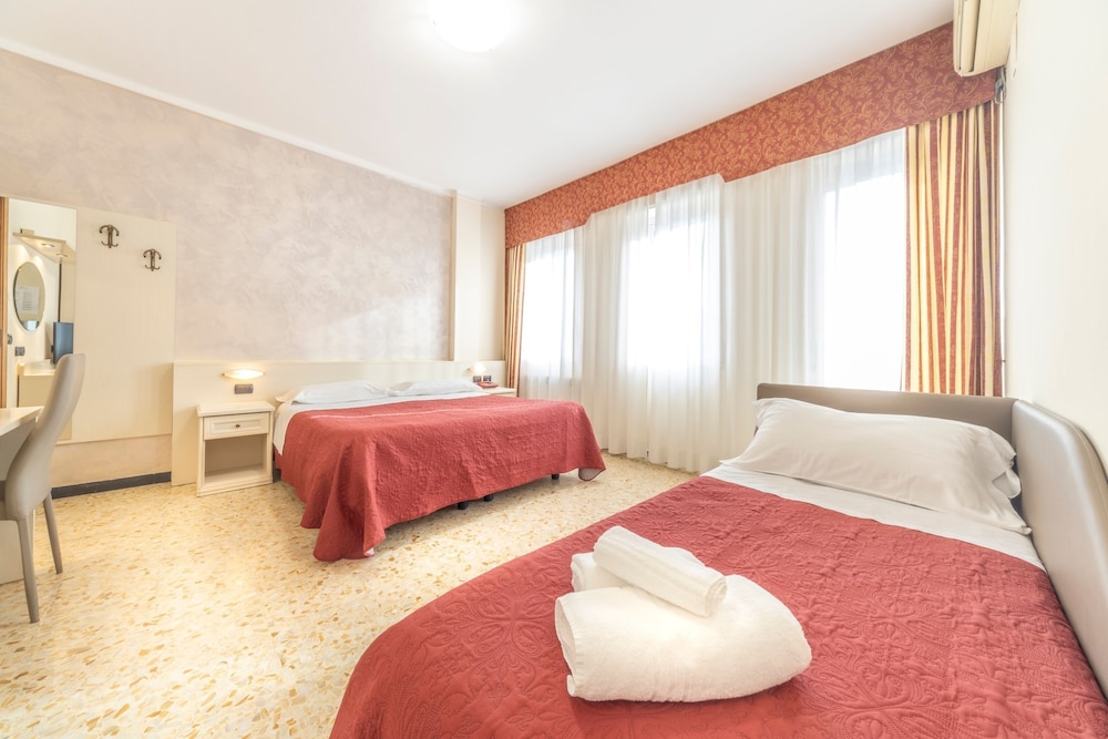 غرفة بريميوم بسرير كينج بشرفة، Gold Hotel 3/7