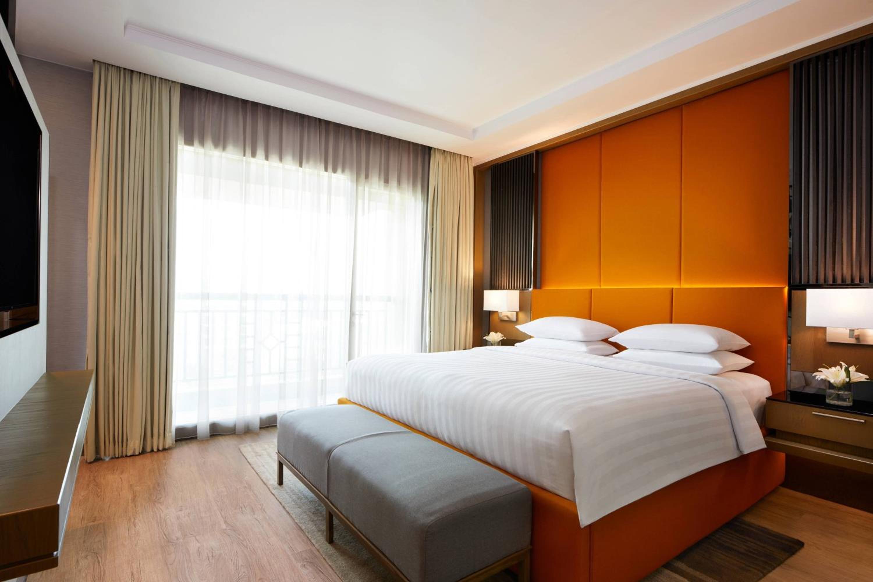 1 Bedroom, Courtyard, Suite, King Bed, City View, Balcony