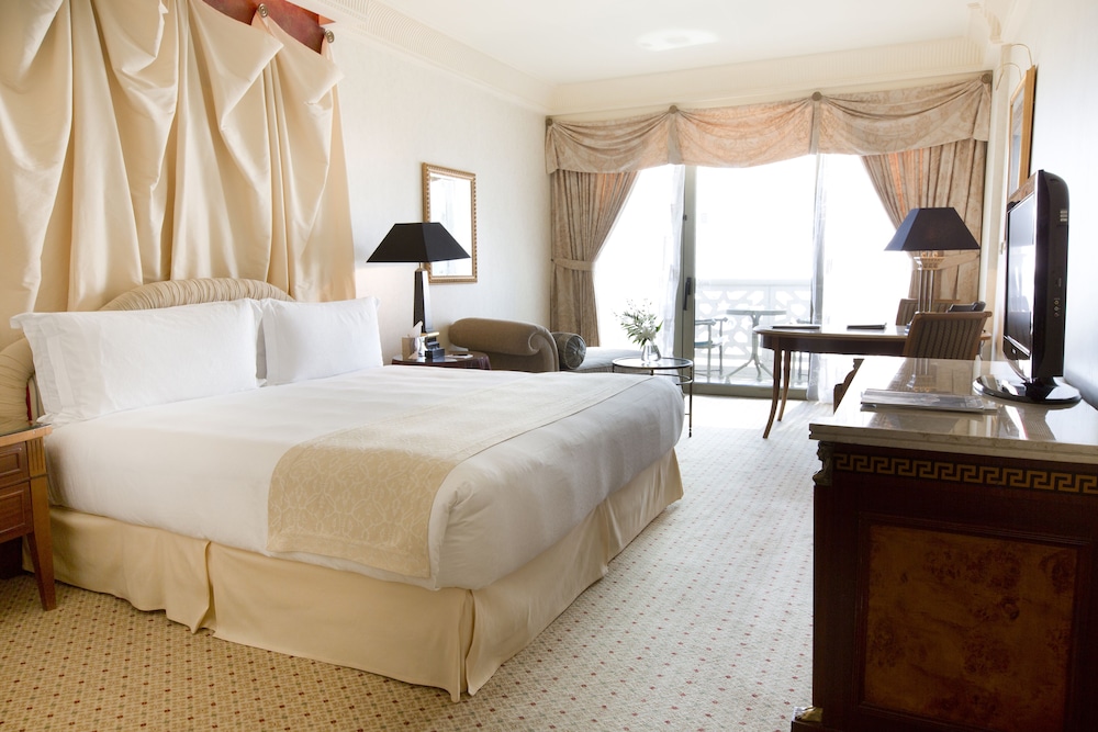 جناح بسرير كينج بإطلالة على المسبح بغرفة نوم واحدة، Intercontinental Phoenicia Beirut 6/7