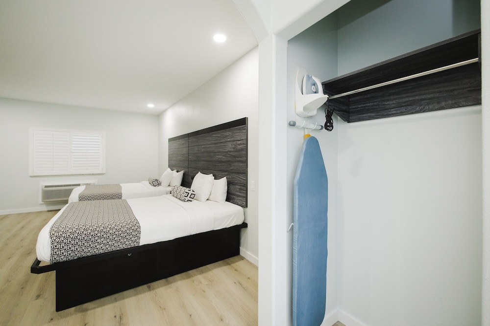 Sapphire Inn & Suites- Deer Park 21/36