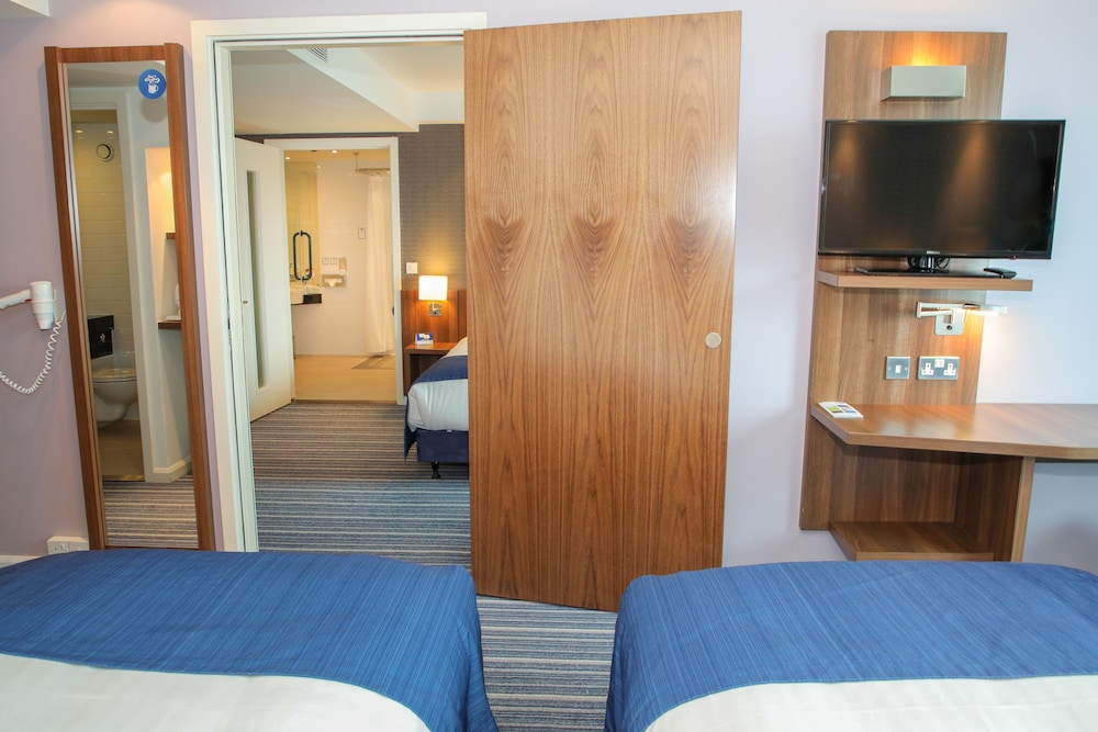 Holiday Inn Express London Heathrow T5 24/70