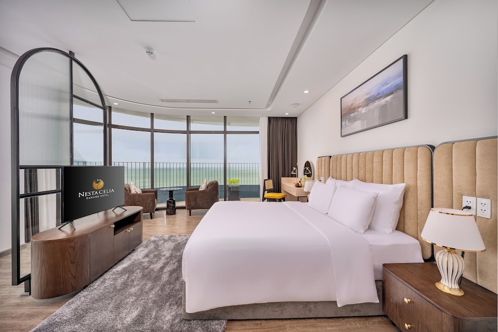 غرفة غراند بسرير كينج بإطلالة على البحر، Nesta Celia Danang Hotel 3/5
