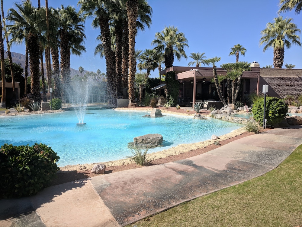 Desert Isle Of Palm Springs 39/50
