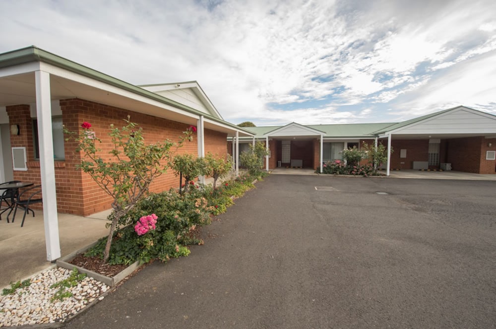 ROSE GARDEN MOTEL 3/55