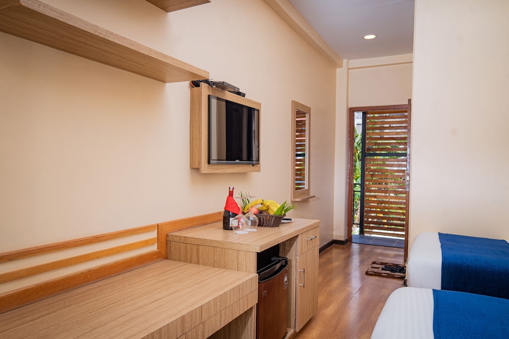Majestic Lake Front Hotel & Suites 24/47