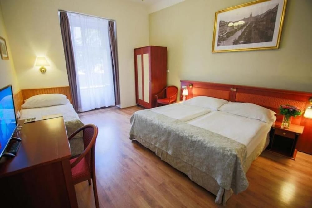 ROOM, TRIPLE