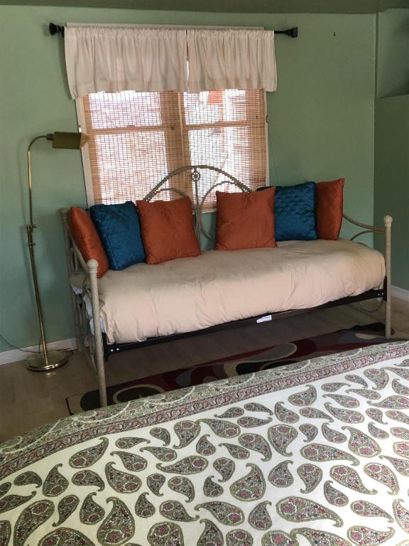 Red Elephant Inn Bed and Breakfast 6/49