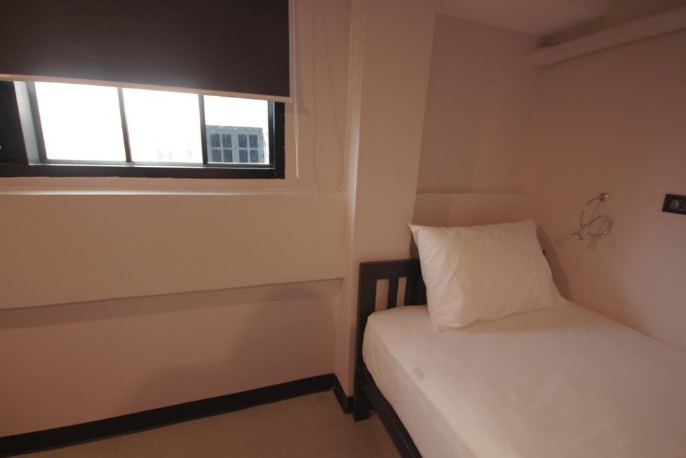 Jellybean the Blocks Hostel Sukhumvit 10 25/63