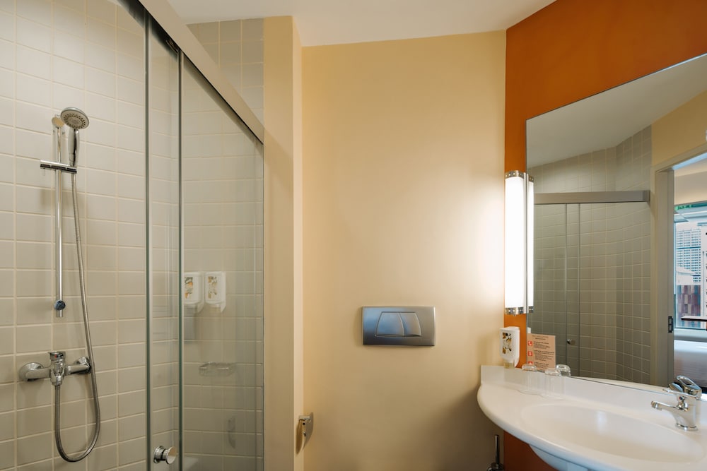 Ibis Singapore on Bencoolen 16/70