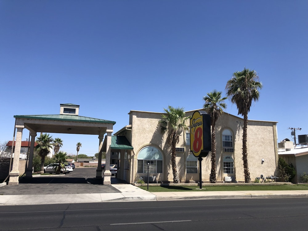 Super 8 By Wyndham Ridgecrest 1/44
