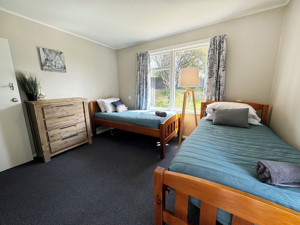 4 Bedrooms, Park, House, 5 Beds, 2 Queen Beds, Tahuna Beach Kiwi Holiday Park & Motel 3/10