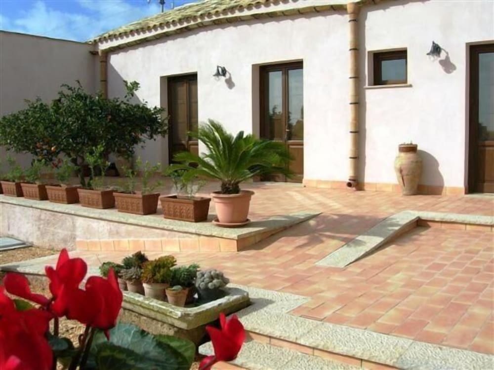 Agriturismo Baglio Donna Santa 41/48